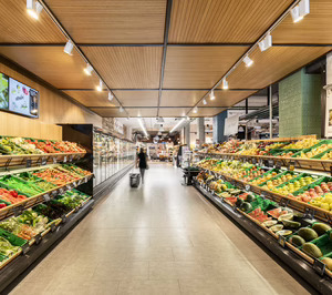 Plusfresc abre su primera gasolinera con supermercado en Lleida