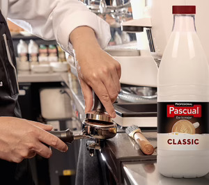 Pascual lanza una botella de leche en PET transparente para hostelería