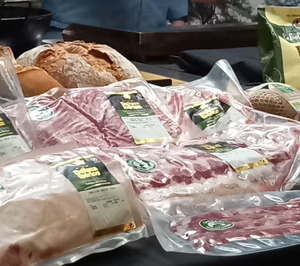 Alcampo inicia la temporada de cerdo de bellota ibérico fresco de la mano de Deraza