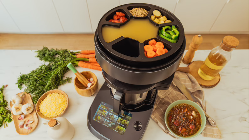 Cecotec Mambo Cooking, el primer robot con autodispensador de alimentos
