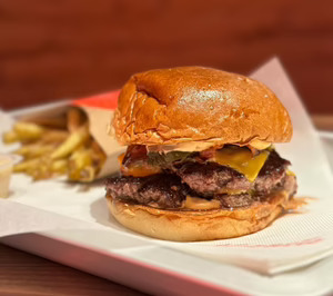 Una cadena de pizzerías lanza una marca de hamburgueserías que tendrá tres locales este año