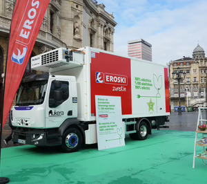 Eroski da un paso más en neutralidad de carbono con un nuevo camión eléctrico