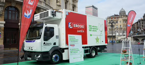 Eroski da un paso más en neutralidad de carbono con un nuevo camión eléctrico
