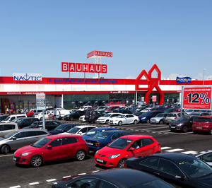 Bauhaus instala placas fotovoltaicas en siete de sus tiendas