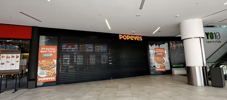 Un franquiciado sigue incrementando la marca Popeyes en Sevilla