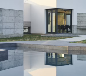 La cerámica extrusionada de Gres Aragón resuelve la piscina y el conjunto arquitectónico de Casa EA