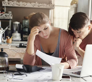 Caen la disposición a comprar y las previsiones de ahorro de las familias españolas