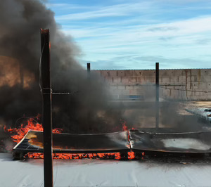 Kingspan presenta los resultados de su investigación sobre el rendimiento de cubiertas planas en caso de incendio en un sistema fotovoltaico