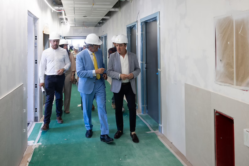 El alcalde de Tres Cantos visita las obras del futuro Hospital Universitario HM Tres Cantos y la residencia Valdeluz, que ultiman su apertura