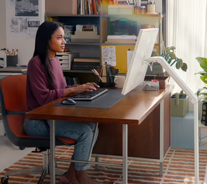 LG presenta el nuevo monitor Swing&Go Touch ergonómico