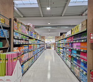 El hipermercado enlaza otro año de crecimiento y registra un nuevo récord de metraje y tiendas