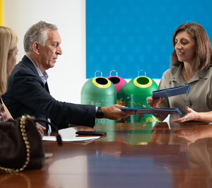 La Xunta de Galicia y Ecovidrio firman un convenio para superar el 80% de vidrio reciclado en 2030