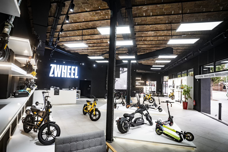 Zwheel inaugura su primera tienda oficial en Barcelona, un espacio dedicado a la movilidad eléctrica