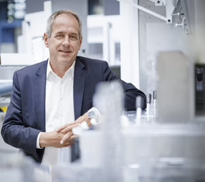 KHS mejora las ventas y apuesta por una botella de PET ultraligera