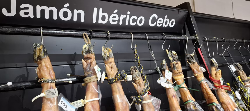 Sinsabores en el exterior y polémica interior