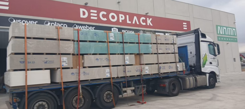 Decoplack abre nuevo almacén y una exposición de baño
