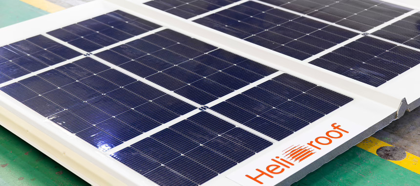 ArcelorMittal comienza la producción de su panel sándwich prefabricado para techos con tecnología solar integrada