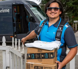 Amazon suma 300 furgonetas eléctricas en España y presenta sus gafas inteligentes para reparto