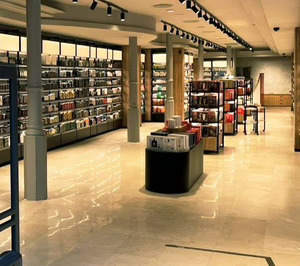 Perfumería Comas inaugura nueva tienda, mientras se muestra prudente a nivel de ventas