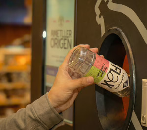 Grup Ametller instala la primera máquina de recogida de envases de vidrio reutilizables de la distribución en España