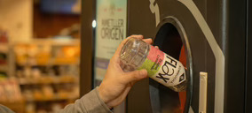 Grup Ametller instala la primera máquina de recogida de envases de vidrio reutilizables de la distribución en España