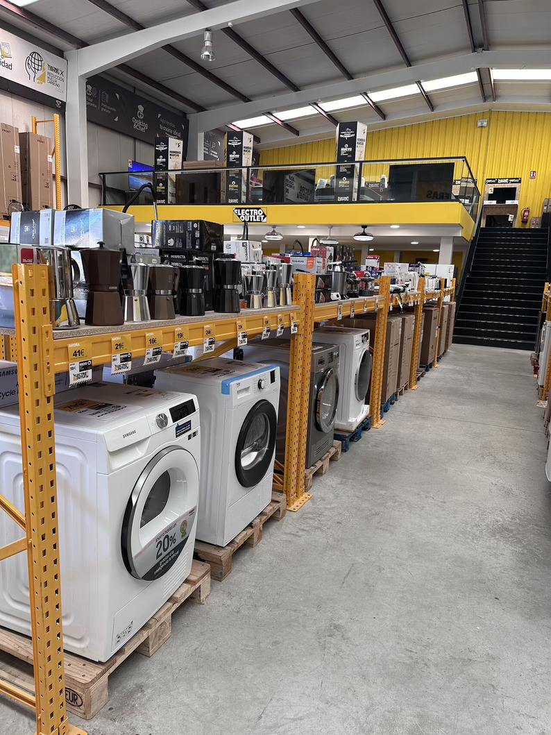 Una plataforma de distribución electro abre en la CAM una tercera tienda Outlet
