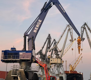 Bergé refuerza su operativa en el Puerto de Sagunto con la incorporación de una nueva grúa