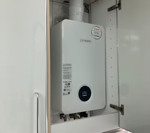 Bosch Home Comfort concluye la campaña “El calentador Junkers más antiguo” instalando un Bosch Therm 6600 S en Cádiz