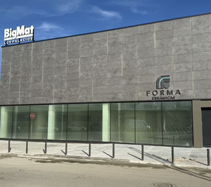 BigMat Los Palacios renueva sus instalaciones e incorpora una nueva exposición de cerámica