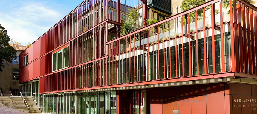 La renovada Mediateca de Bayona integra barandillas de vidrio Comenza