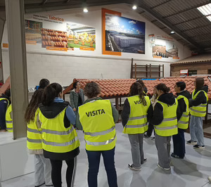 Tejas Verea acerca la cerámica a los estudiantes