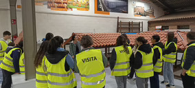 Tejas Verea acerca la cerámica a los estudiantes