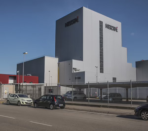 Nestlé impulsa la sostenibilidad de su planta de Girona con nuevas inversiones