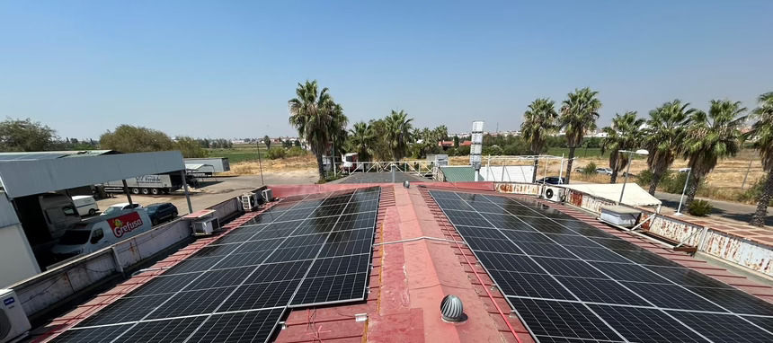Quantica instala 170 paneles fotovoltaicos sobre la cubierta de una estación de servicio en Badajoz