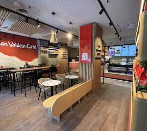 Juan Valdez trabaja en la apertura de tres nuevos locales