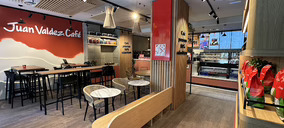 Juan Valdez trabaja en la apertura de tres nuevos locales