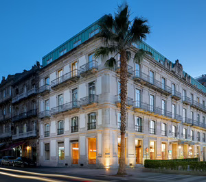 El vigués AC Palacio Universal culmina su reforma integral y renueva su gestión