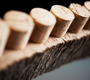 El corcho mantiene su posición en la industria del vino