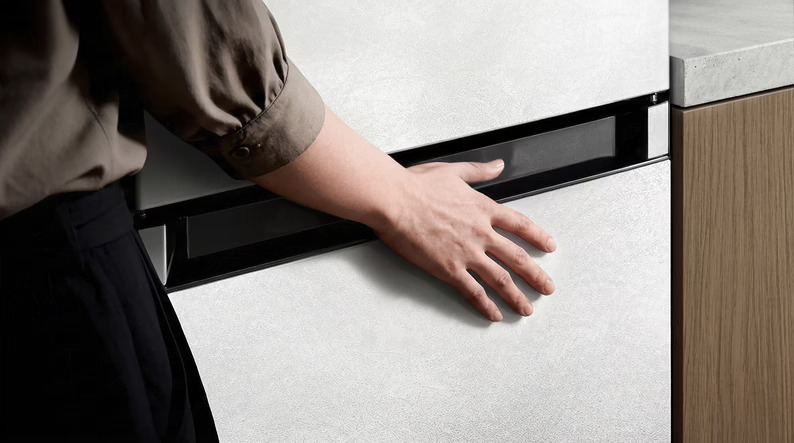 Cecotec Tailor Made, frigoríficos con frontales de cristal efecto piedra