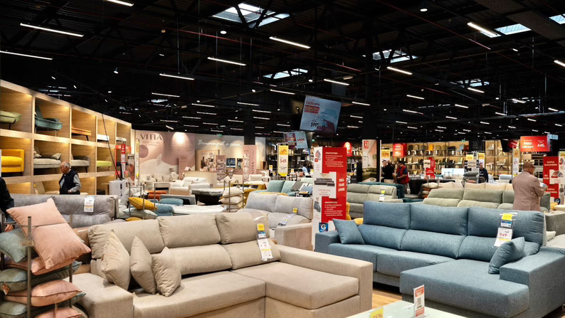 Conforama completa la remodelación integral de la tienda de Badalona