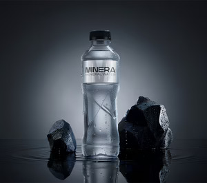Sale al mercado una botella de agua sin gas elaborada con BioPet y etiqueta de materiales reciclados