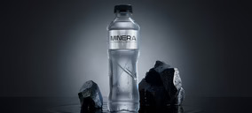 Sale al mercado una botella de agua sin gas elaborada con BioPet y etiqueta de materiales reciclados