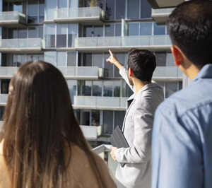 La compraventa de viviendas vuelve a caer en marzo con un 2,2%