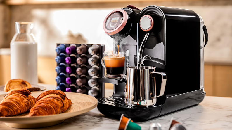 Nueva cafetera de cápsulas Cecotec con vaporizador y pantalla digital
