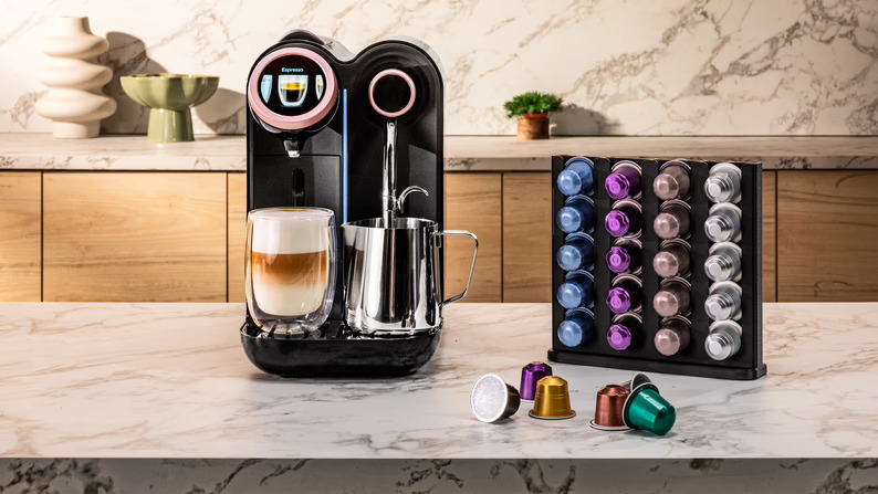 Nueva cafetera de cápsulas Cecotec con vaporizador y pantalla digital