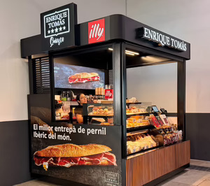 Enrique Tomás estrena un nuevo modelo de quiosco en la estación de Barcelona Sants