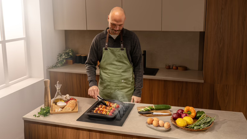 Cecotec presenta su placa compacta de dos fuegos con extractor integrado