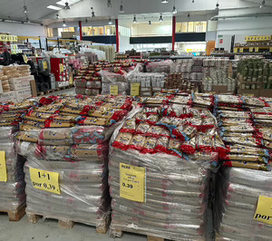 Mere cierra uno de sus supermercados y mantiene el otro, de momento
