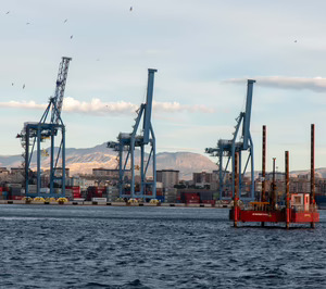 El tráfico de mercancías por los puertos de interés general cae casi un punto hasta junio