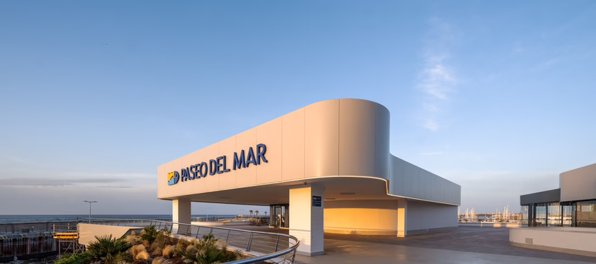 Cemex suministra cemento de altas prestaciones para el nuevo Paseo del Mar de Torrevieja, una obra situada en la zona portuaria